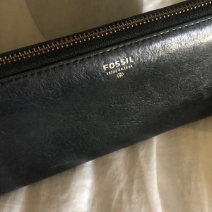 Black Fossil wallet.